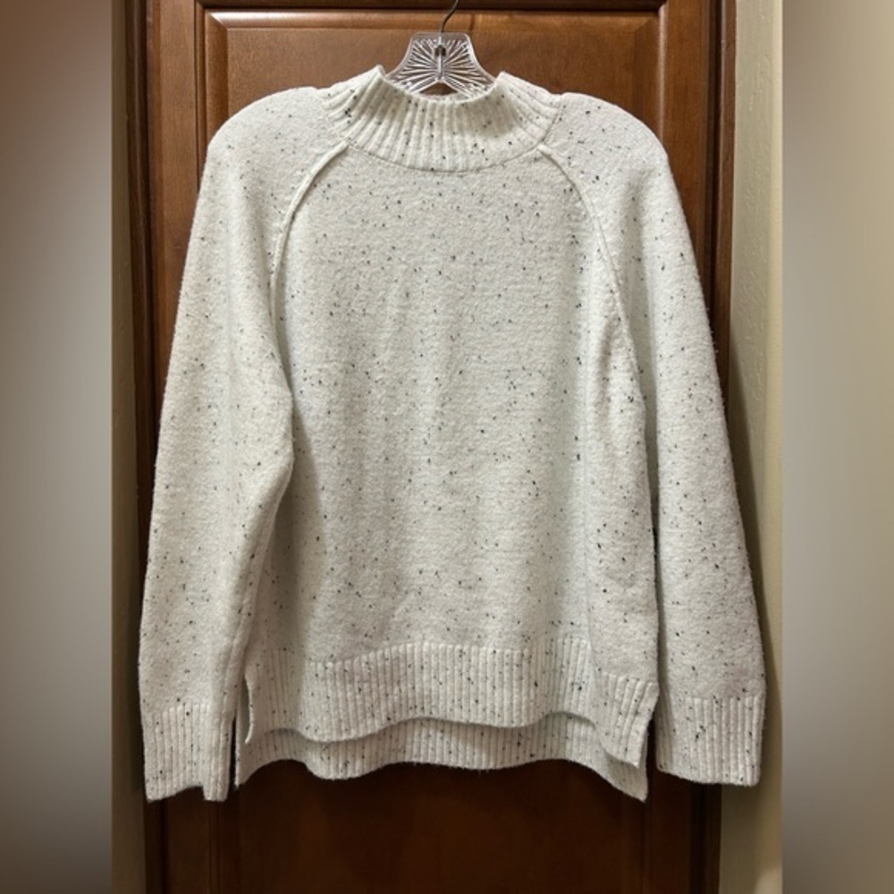 NWT soft sweater by Madison Grey 🎁